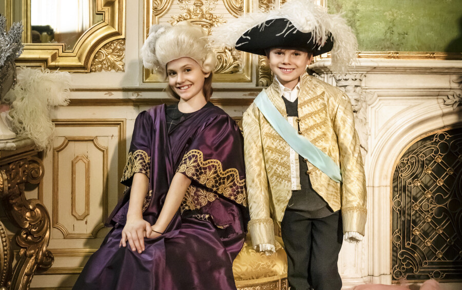 En visite à l'Opéra royal de Stockholm avec leurs parents en décembre 2022, la princesse Estelle et le prince Oscar de Suède se sont prêtés au jeu des costumes.
